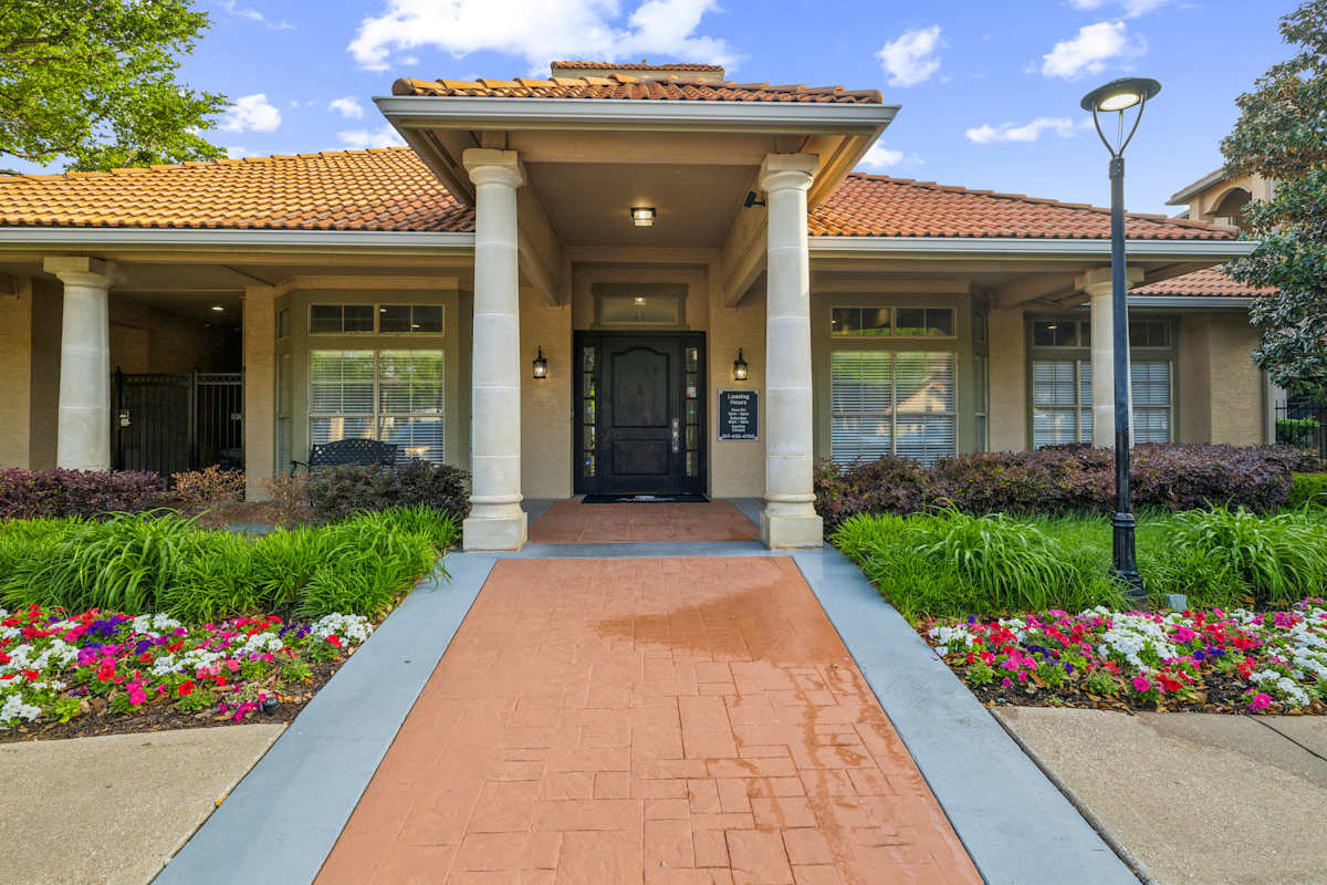 Property details for St Andrews at River Park Apartments from FDC